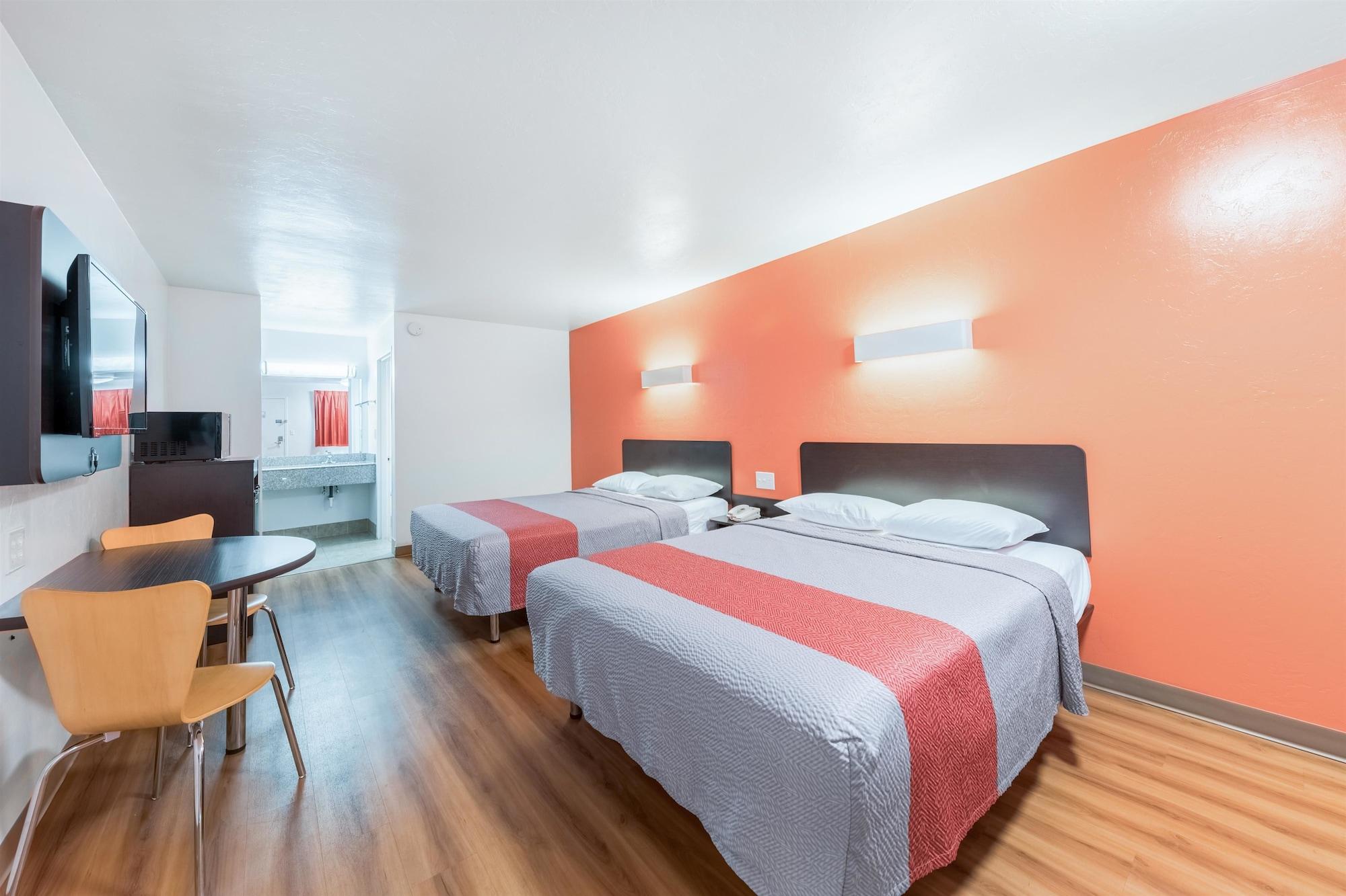 Hotel 6-oklahoma City, Ok - Bricktown