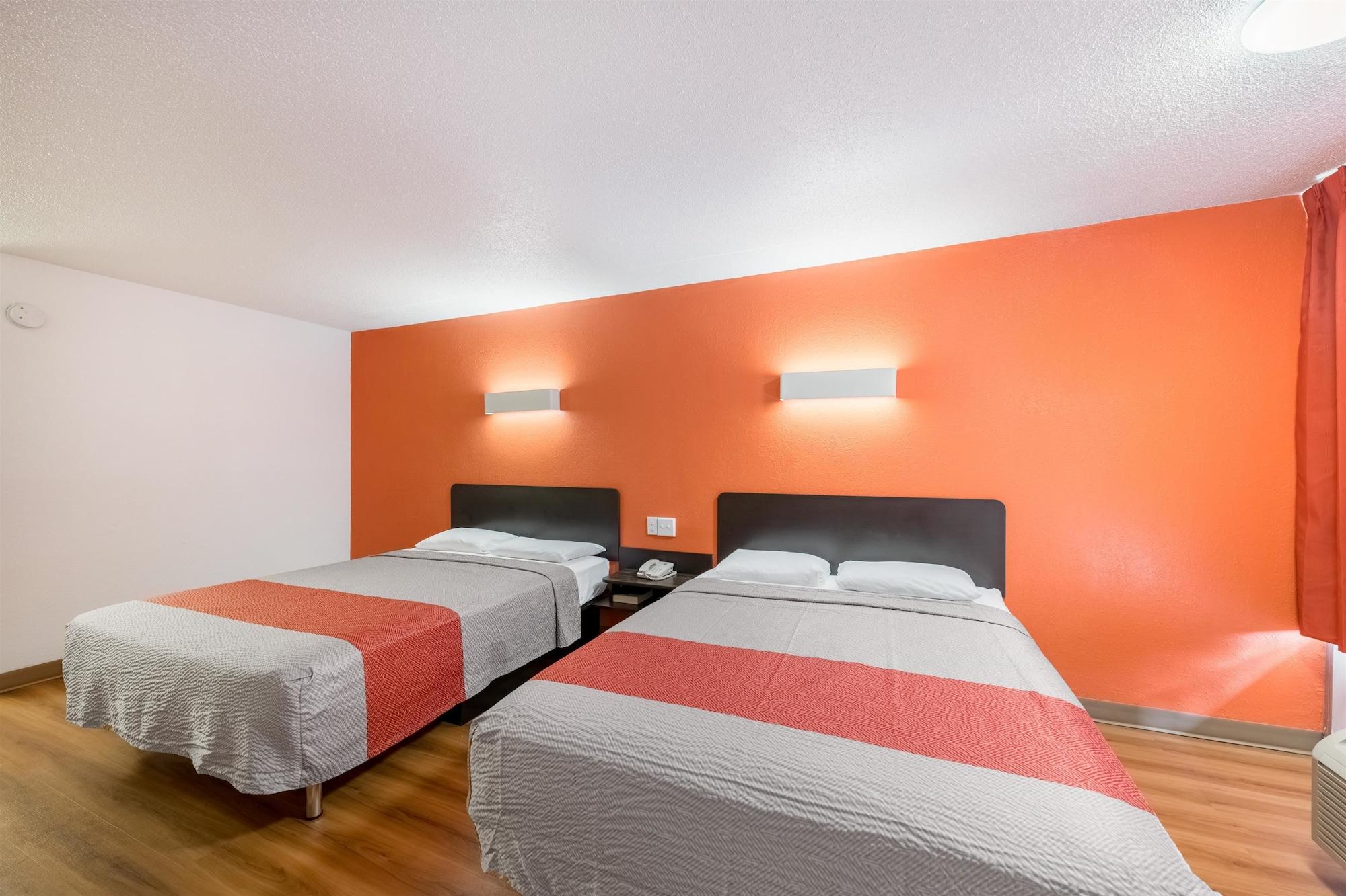 Hotel 6-oklahoma City, Ok - Bricktown 2*