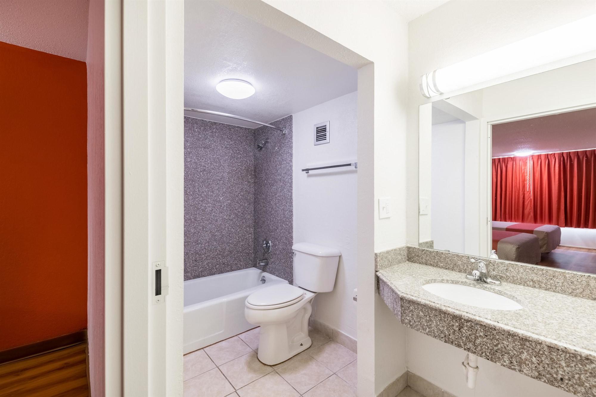 Hotel 6-oklahoma City, Ok - Bricktown