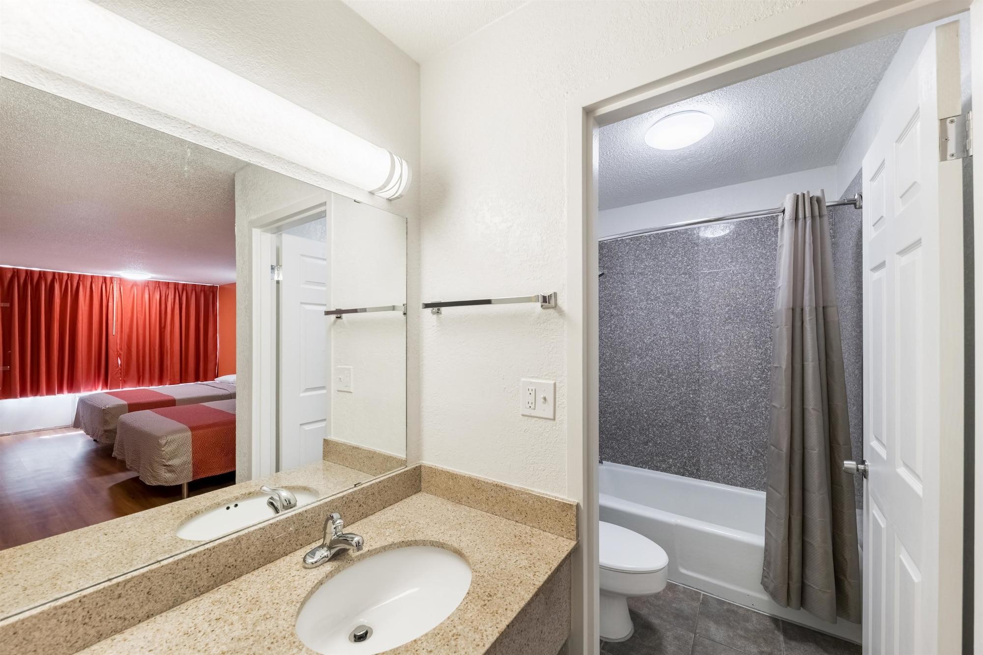 Hotel 6-oklahoma City, Ok - Bricktown